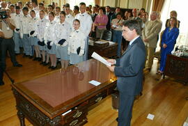 Germano Rigotto assina o decreto de devolução do Colégio Tiradentes para a Brigada Militar. Autor: Nabor Goulart