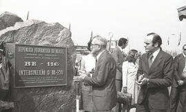 Vice-presidente da República Adalberto dos Santos e governador Sinval Guazzelli na inauguração do trevo de acesso da BR-116 a BR-290 em Canoas