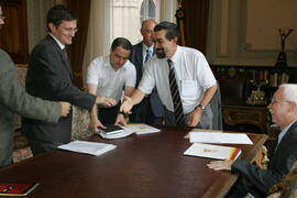 Governador em exercício, Antônio Hohlfeldt, durante reunião sobre reempenhos da Consulta Popular 2004 - Orçamento 2005, com representantes das secretarias da Coordenação e Planejamento e da Fazenda. Autor: Ivan de Andrade