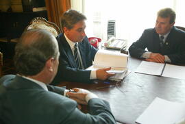 Governador Germano Rigotto recebe prefeito de Alpestre, Vilmar Domingos Basso e Presidente da Assembleia Legislativa, Vilson Covatti. Autor: Ivan de Andrade