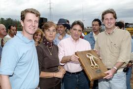 Germano Rigotto entrega troféu aos proprietários do cavalo vencedor do Bocal de Ouro de 2003. Autor: Nabor Goulart