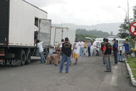 Fiscais da Vigilância Sanitária, da Secretaria de Estado da Saúde, durante fiscalização na BR-290 (freeway), em Santo Antônio da Patrulha. Autor: Itamar Aguiar