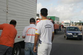 Fiscais da Vigilância Sanitária, da Secretaria de Estado da Saúde, durante fiscalização na BR-290 (freeway), em Santo Antônio da Patrulha. Autor: Itamar Aguiar