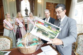 Governador em exercício, Antônio Hohlfeldt, recebe convite para a 33ª Festa do Figo em Nova Petrópolis. Autor: Ivan de Andrade