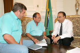 Chefe da Casa Civil, Alberto Oliveira, recebe a visita do coordenador da agência FGTAS/Sine de Novo Hamburgo, Ademir Reichert. Autor: Ivan de Andrade