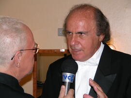 Maestro Isaac Karabtchevsky cedendo uma entrevista. Autor: Alfonso Abraham