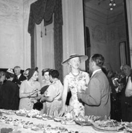 Homenagem do governador Ildo Meneghetti para o embaixador da França, Frances Bernard Hardion - na imagem, senhoras da comitiva francesa, primeira-dama (de costas) e governador do estado, ao fundo