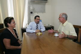 Vice-governador, Antônio Hohlfeldt, recebe a diretora institucional da Brasil Telecom, Rita Daudt. Autor: Ivan de Andrade