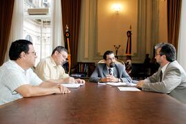 Governador em exercício, Antônio Hohlfeldt, durante reunião com presidente da Fepam, Claudio Dilda, sobre gestão ambiental. Autor: Ivan de Andrade