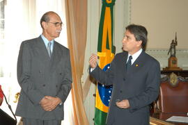 Governador Germano Rigotto assina aposentadoria do Gleno Scherer, presidente do Tribunal de Contas. Autor: Paulo Dias