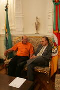Chefe da Casa Civil, Alberto Oliveira, recebe visita do suplente de vereador do PMDB de Santiago, Arlindo Alves da Silva. Autor: Ivan de Andrade