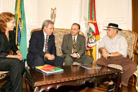 Chefe da Casa Civil, Alberto Oliveira, recebe visita do presidente da coordenadoria municipal de tradicionalismo de Santana do Livramento. Autor: Ivan de Andrade