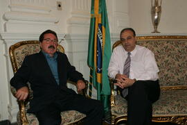 Chefe da Casa Civil, Alberto Oliveira, durante audiência com o presidente do PMDB de Constantina, Hermeto Araújo. Autor: Ivan de Andrade