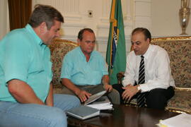 Chefe da Casa Civil, Alberto Oliveira, recebe a visita do coordenador da agência FGTAS/Sine de Novo Hamburgo, Ademir Reichert. Autor: Ivan de Andrade