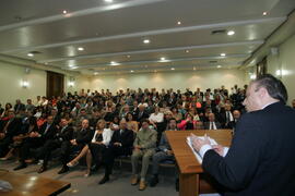 Chefe da Casa Civil, Alberto Oliveira, representa o governador durante solenidade de posse do novo presidente do Conselho Regional de Contabilidade do Estado, Rogério Rokembach. Autor: Ivan de Andrade