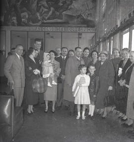 Fotografia da família do subsecretário Favorino Mércio no Aeroporto Salgado Filho