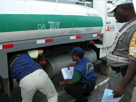 Fiscalização de cargas tóxicas irregulares. Autor: Alfonso Abraham