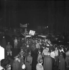 Manifestação noturna na Praça Marechal Deodoro (Praça da Matriz), em frente ao Palácio Piratini, em apoio à Legalidade