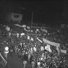 Manifestação pública em frente ao Palácio Piratini na chegada do vice-presidente João Goulart