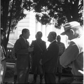 Governador Leonel Brizola e o embaixador João Batista Luzardo visitam os postos de fortificação no Palácio Piratini