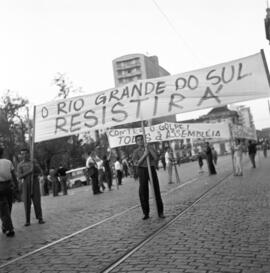 Manifestação popular em defesa da Legalidade em frente ao Palácio Piratini na Praça Marechal Deodoro (Praça da Matriz)