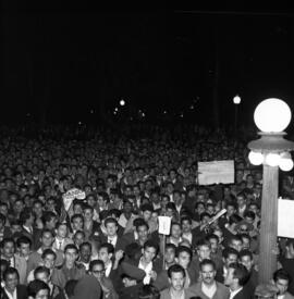 Manifestação popular após a renúncia de Jânio Quadros na frente do Palácio Piratini, Praça Marechal Deodoro (Praça da Matriz)