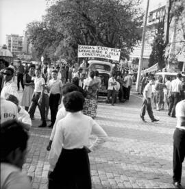 Manifestação na Praça Marechal Deodoro (Praça da Matriz) em frente ao Palácio Piratini com faixa de manifestantes da cidade de Canoas (RS) em apoio à Legalidade