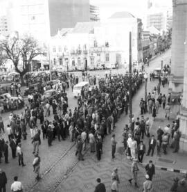 Manifestação pública em apoio à Legalidade na Praça Marechal Deodoro (Praça da Matriz), em frente ao Palácio Piratini