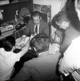 Governador Leonel Brizola falando na cadeia de Rádio da Legalidade no porão do Palácio Piratini